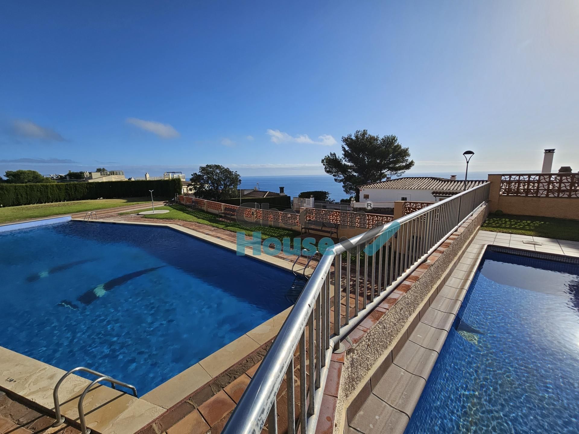 Vista exterior de Apartament en venda en Sant Feliu de Guíxols amb Calefacció i Jardí privat