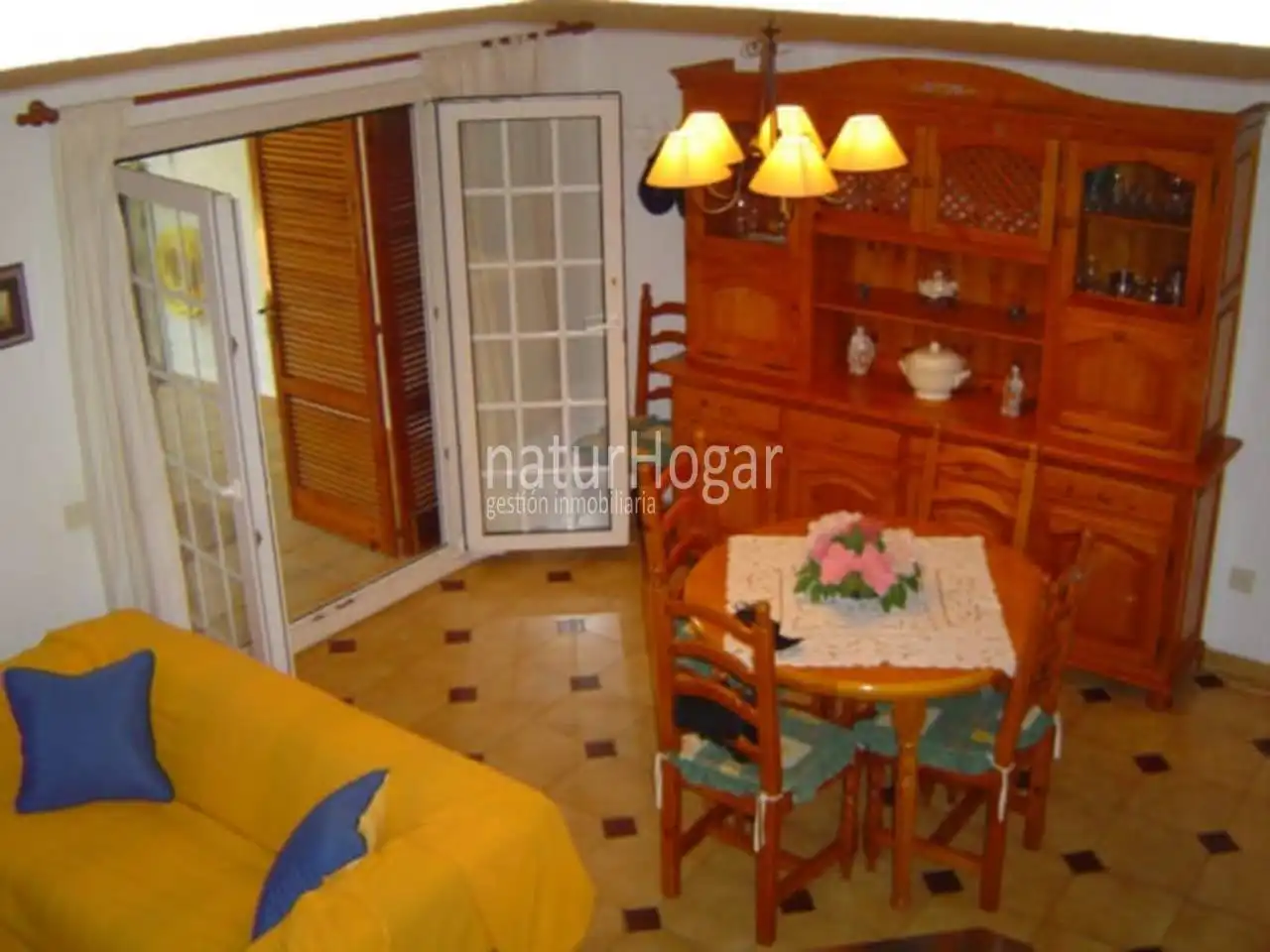 Sala de estar de Casa adosada en venta en Paterna con Terraza y Piscina comunitaria