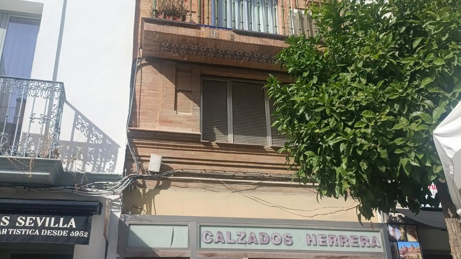 Exterior view of Single-family semi-detached for sale in  Sevilla Capital  with Terrace