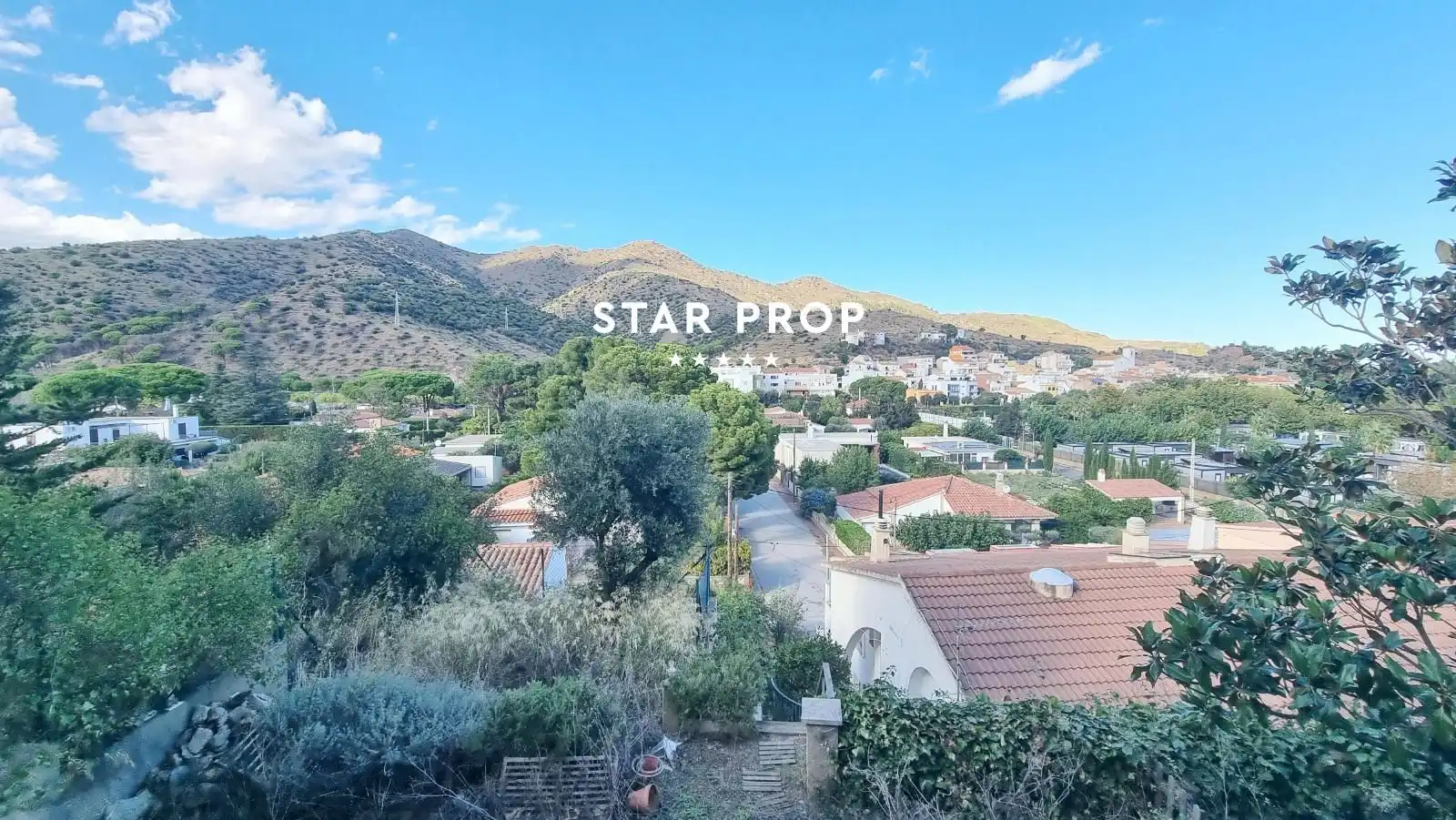Vista exterior de Àtic en venda en Colera amb Jardí privat, Terrassa i Traster
