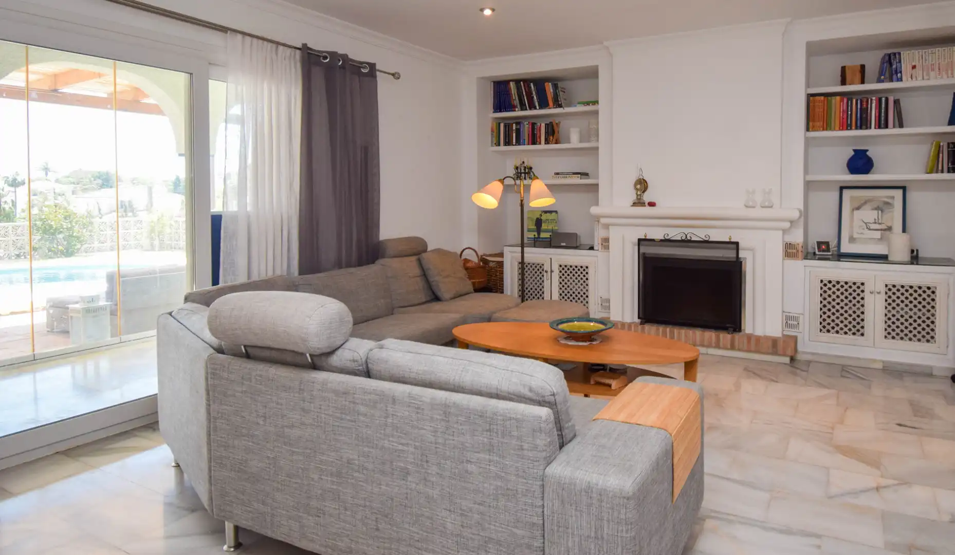 Sala d'estar de Casa o xalet en venda en Mijas amb Aire condicionat, Jardí privat i Terrassa