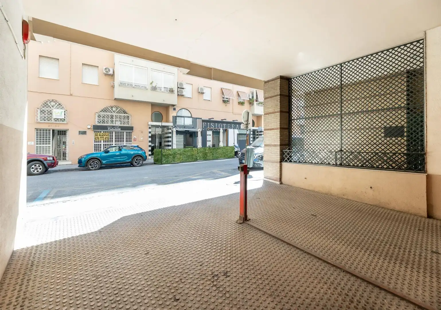 Außenansicht von Garage zum Verkauf in Granada
