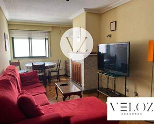 Sala d'estar de Àtic de lloguer en Salamanca Capital amb Calefacció, Terrassa i Moblat
