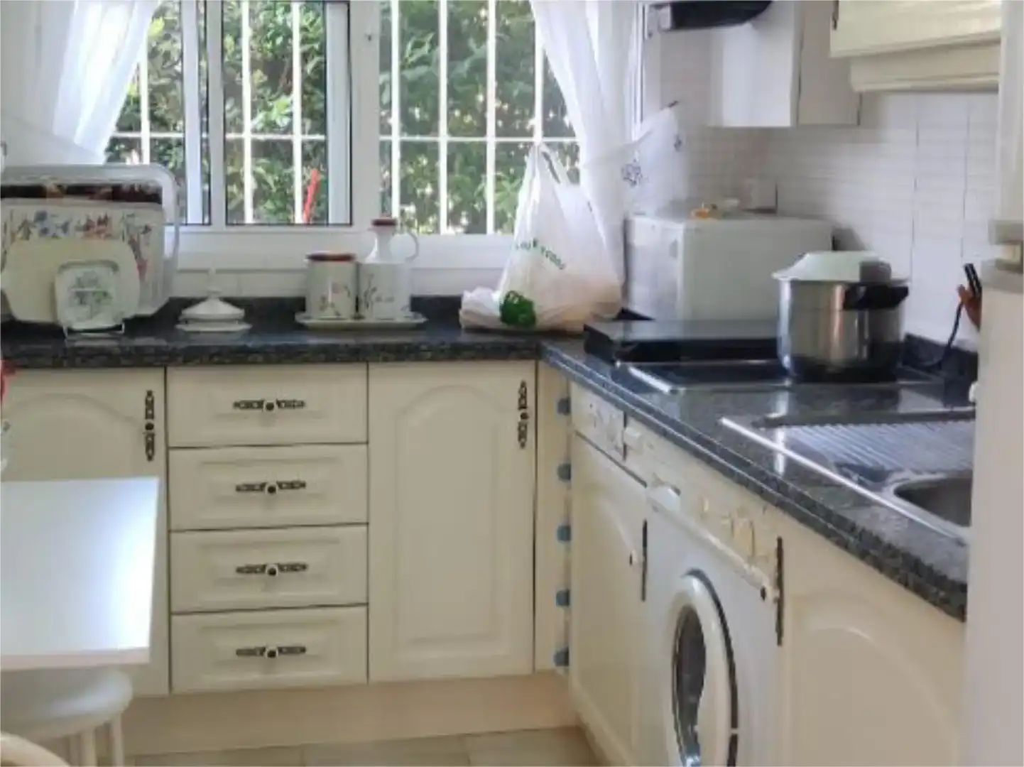 Cocina de Piso de alquiler en Rota con Jardín privado, Piscina y Amueblado