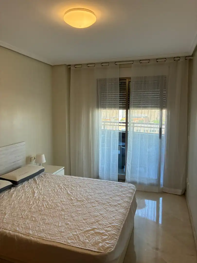 Dormitori de Apartament de lloguer en Valencia amb Aire condicionat, Calefacció i Terrassa