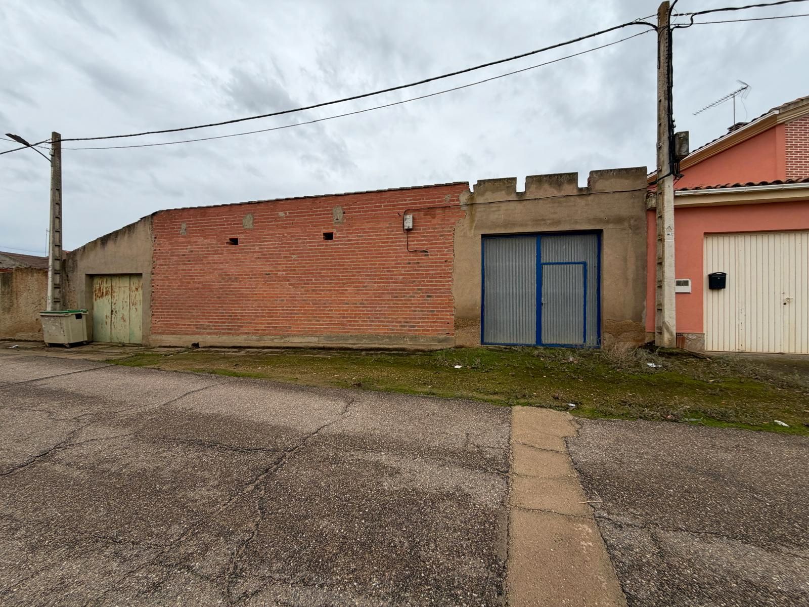 Vista exterior de Finca rústica en venda en Santovenia amb Jardí privat i Moblat