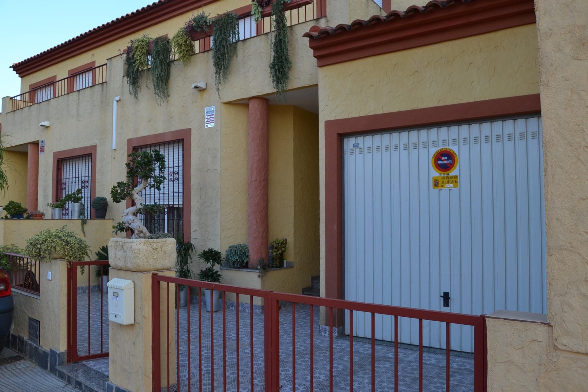 Vista exterior de Casa o xalet en venda en Cartagena amb Aire condicionat, Jardí privat i Terrassa