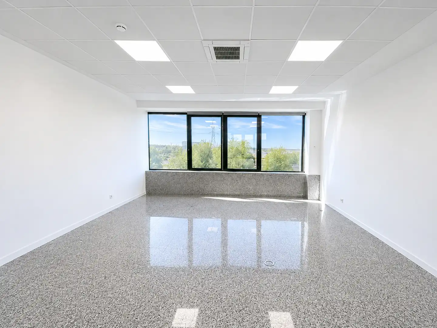 Büro zur Miete in Las Rozas de Madrid mit Klimaanlage, Heizung und Terrasse