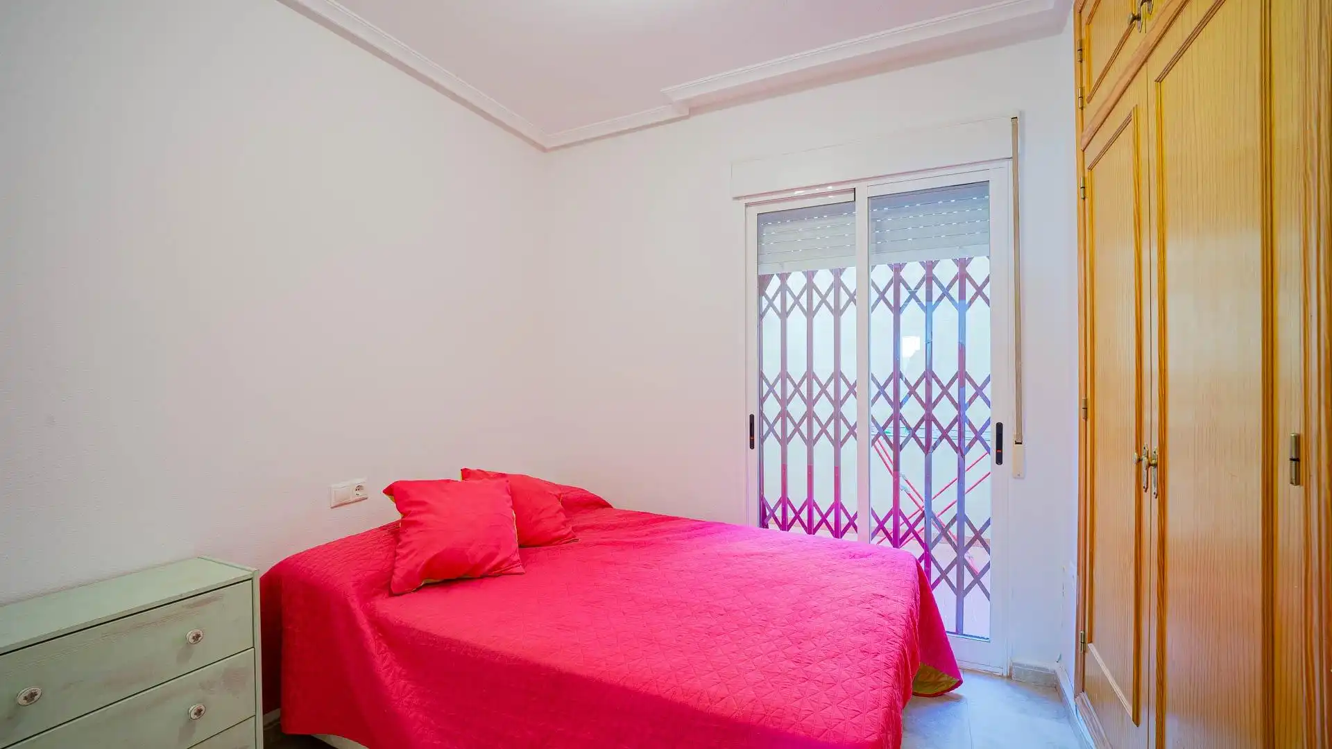 Dormitori de Casa o xalet en venda en Orihuela amb Jardí privat, Moblat i Piscina comunitària