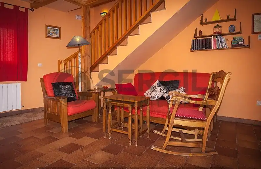 Sala d'estar de Casa o xalet en venda en Escobar de Polendos amb Calefacció, Traster i Moblat