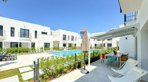 VILLA de 4 dormotorios con jardín privado y piscina comunitaria