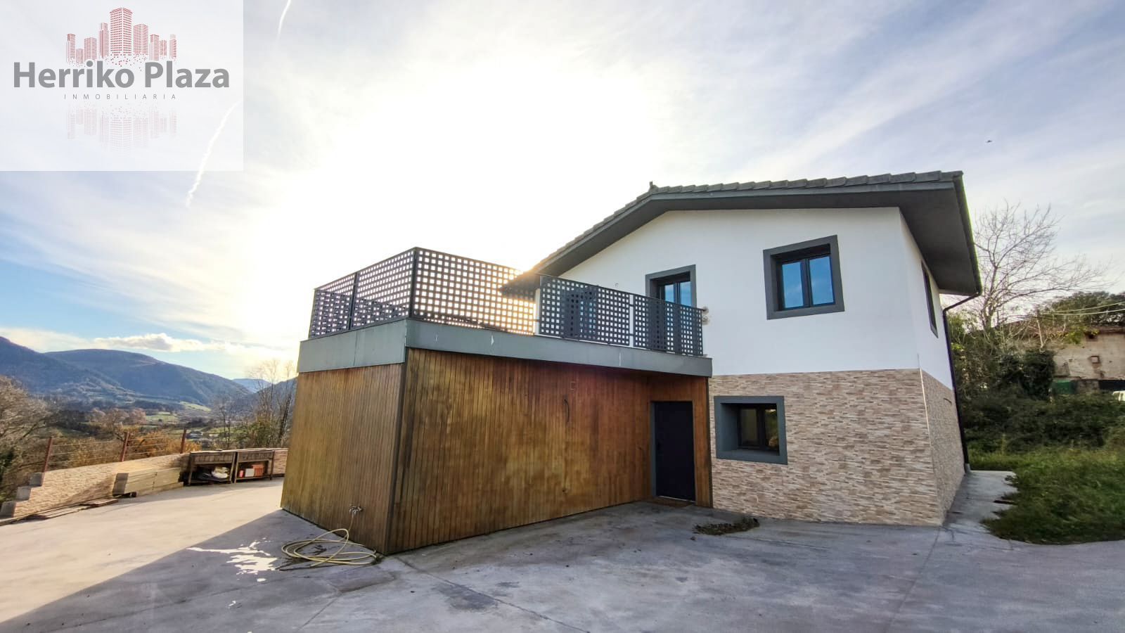 Vista exterior de Casa o xalet en venda en Sopuerta amb Calefacció, Terrassa i Moblat