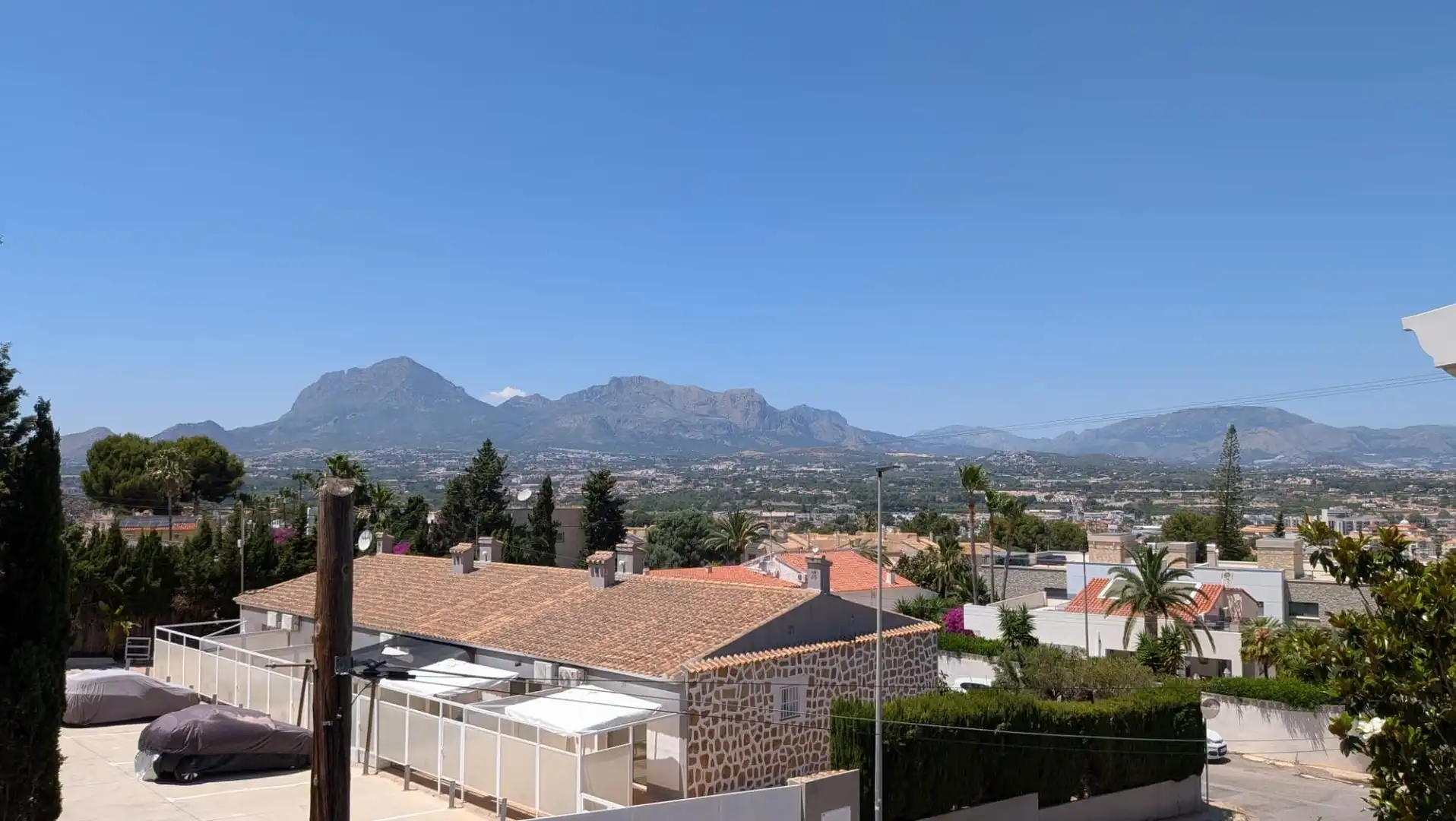 Vista exterior de Casa o chalet en venta en L'Alfàs del Pi con Aire acondicionado, Terraza y Piscina comunitaria
