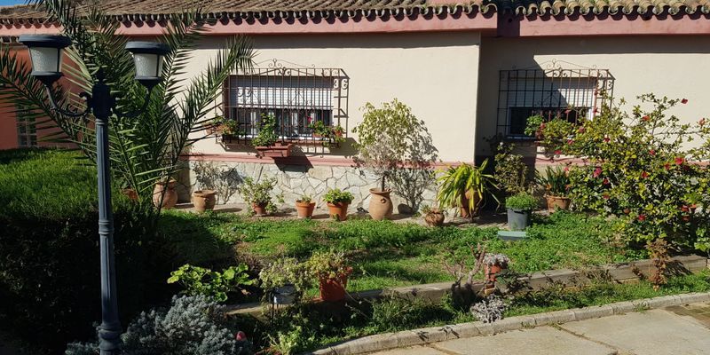 Jardí de Casa o xalet en venda en Carmona amb Jardí privat, Traster i Moblat