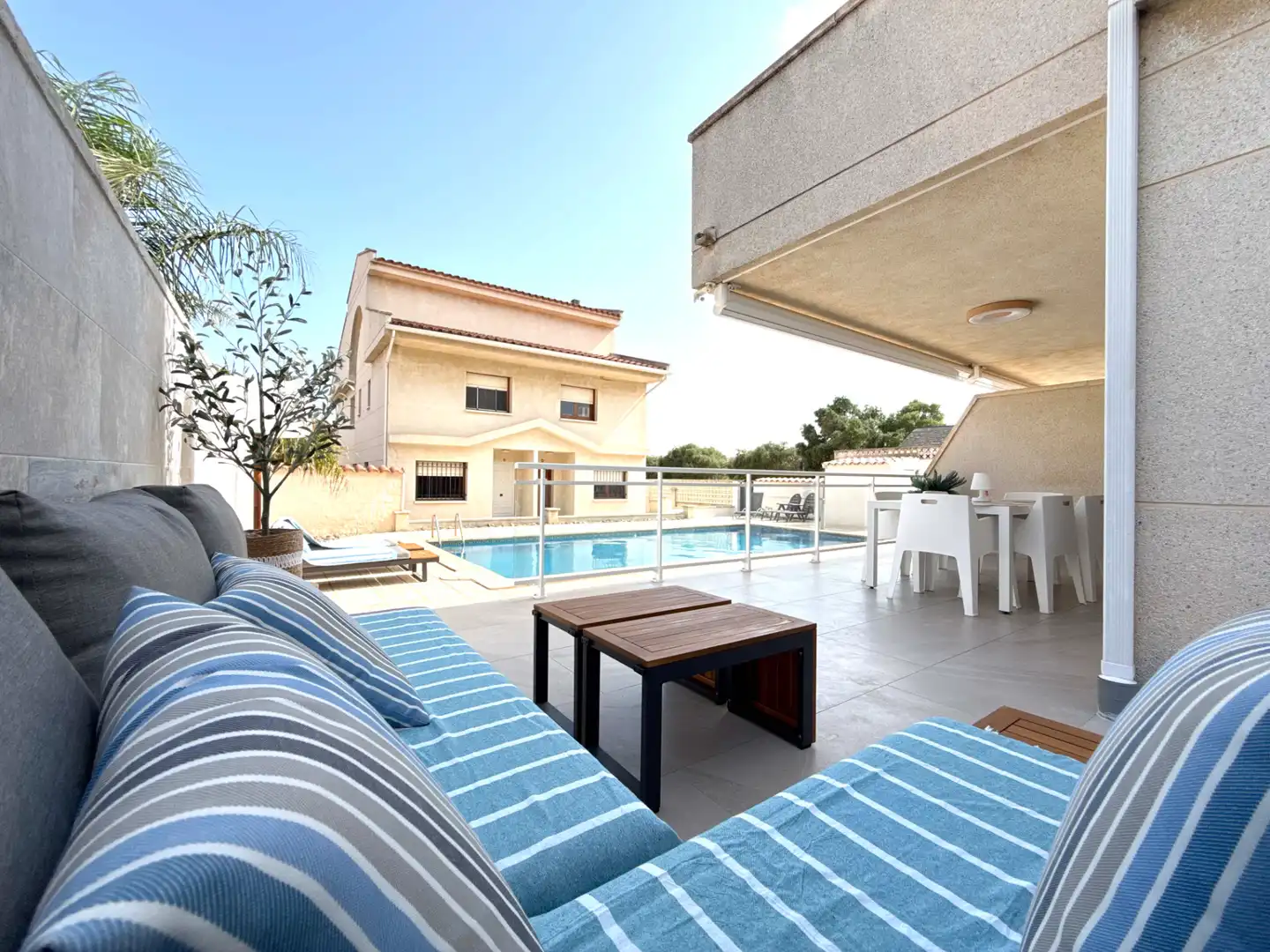 Terrasse von Einfamilien-Reihenhaus zum Verkauf in Cambrils mit Klimaanlage, Heizung und Terrasse