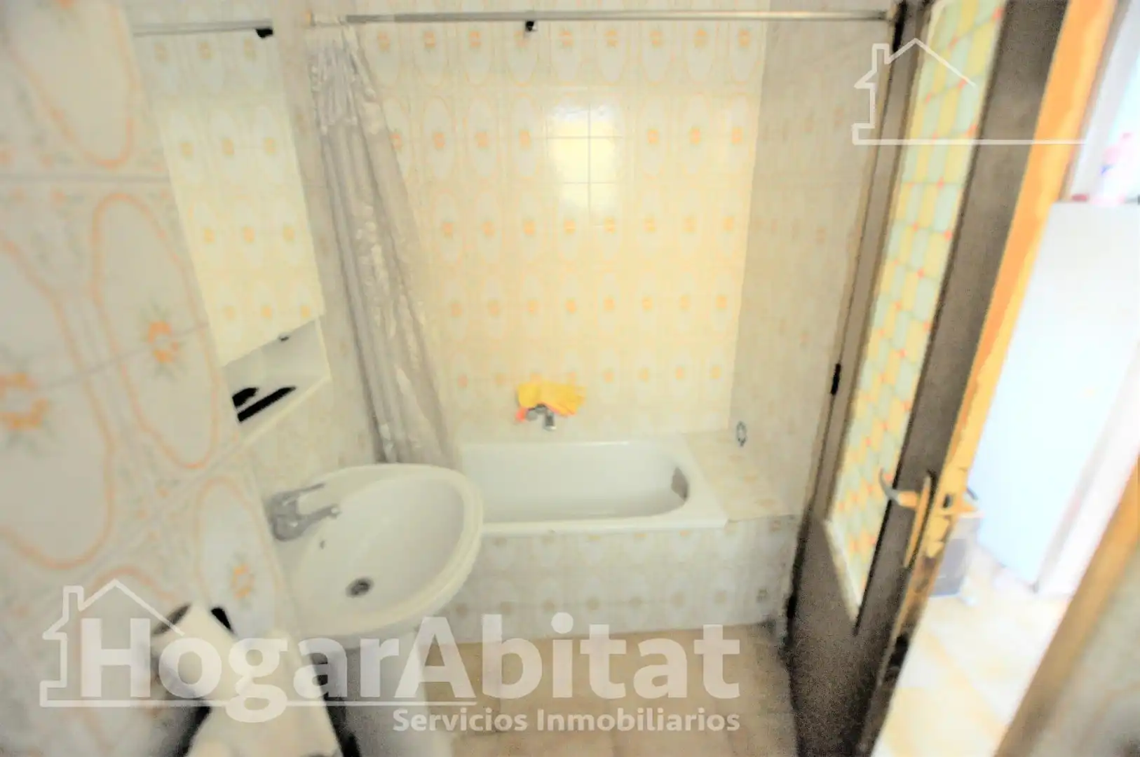 Bany de Casa o xalet en venda en La Pobla de Vallbona amb Terrassa i Traster