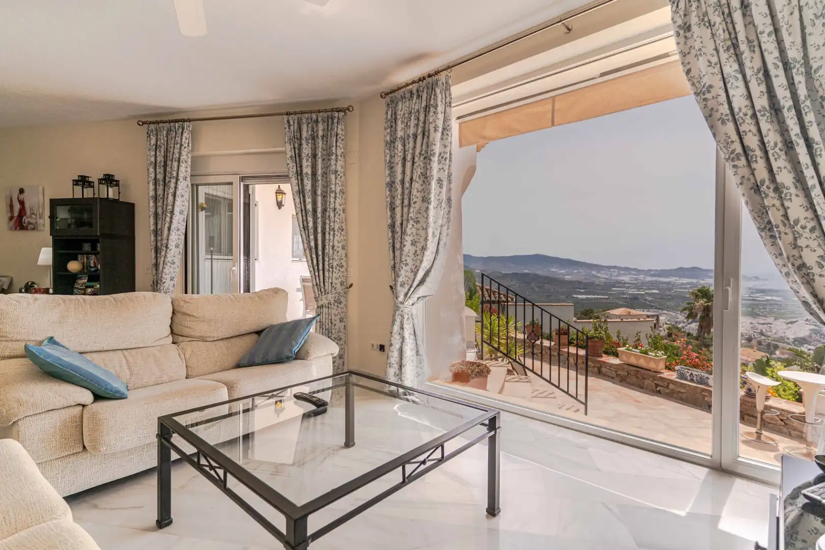 Sala d'estar de Casa o xalet en venda en Salobreña amb Aire condicionat, Calefacció i Jardí privat