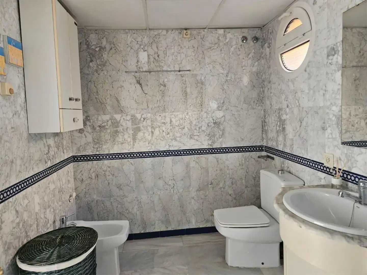 Bany de Pis en venda en San Juan de Aznalfarache amb Aire condicionat i Piscina