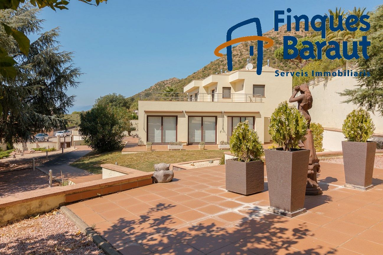 Vista exterior de Casa o xalet en venda en Pau amb Aire condicionat, Calefacció i Jardí privat