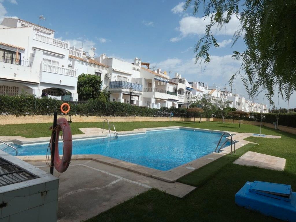 Piscina de Pis en venda en Roquetas de Mar amb Terrassa, Moblat i Forn