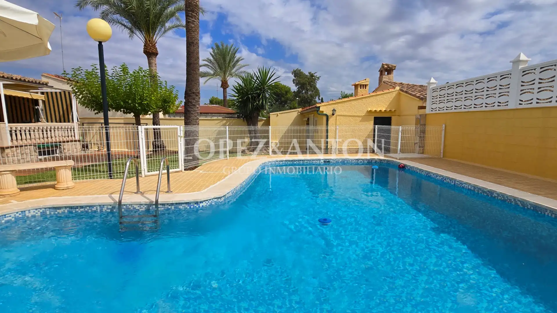 Exterior view of Houses for sale in L'Eliana  with Air Conditioner, Private garden and Terrace