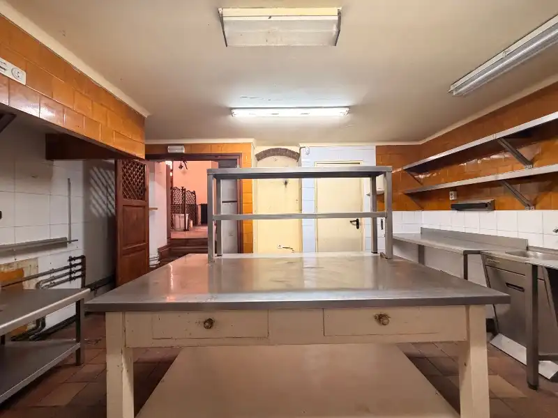 Cocina de Edificio en venta en La Bisbal d'Empordà