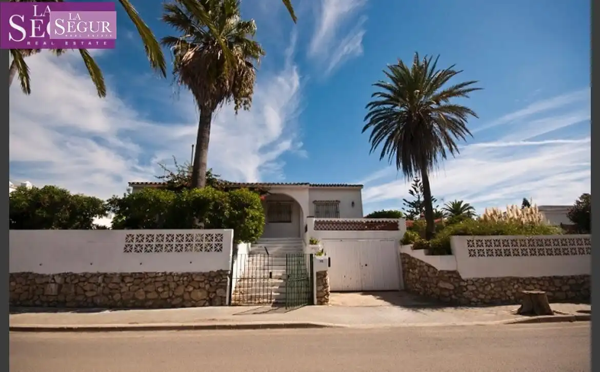 Vista exterior de Casa o xalet en venda en Conil de la Frontera amb Jardí privat, Terrassa i Traster