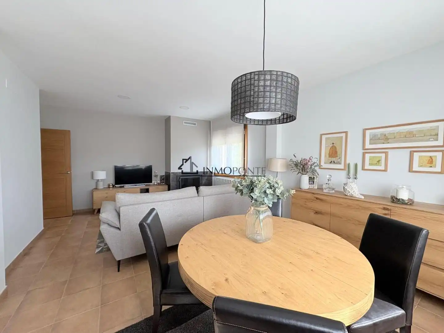 Sala d'estar de Casa o xalet en venda en Pontevedra Capital  amb Calefacció, Jardí privat i Terrassa