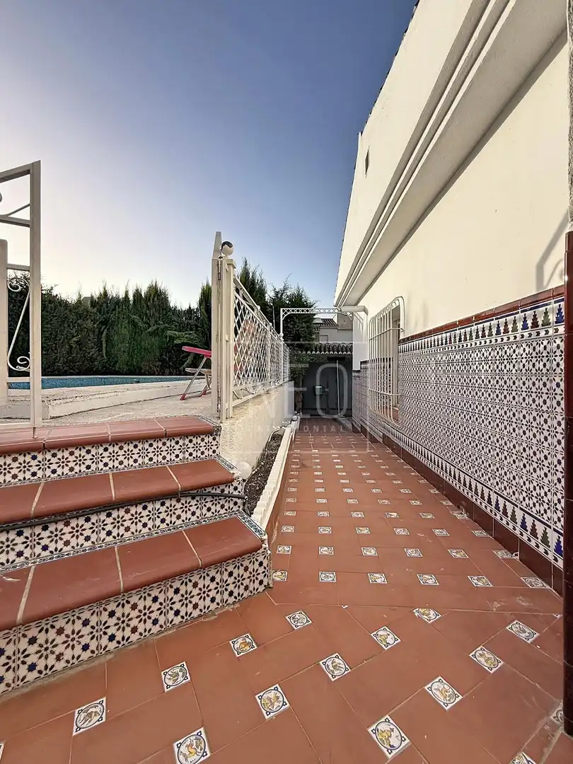Vista exterior de Casa adosada en venda en La Zubia amb Aire condicionat, Calefacció i Jardí privat