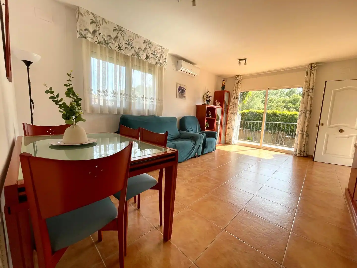Sala d'estar de Casa o xalet en venda en El Vendrell amb Aire condicionat, Jardí privat i Terrassa