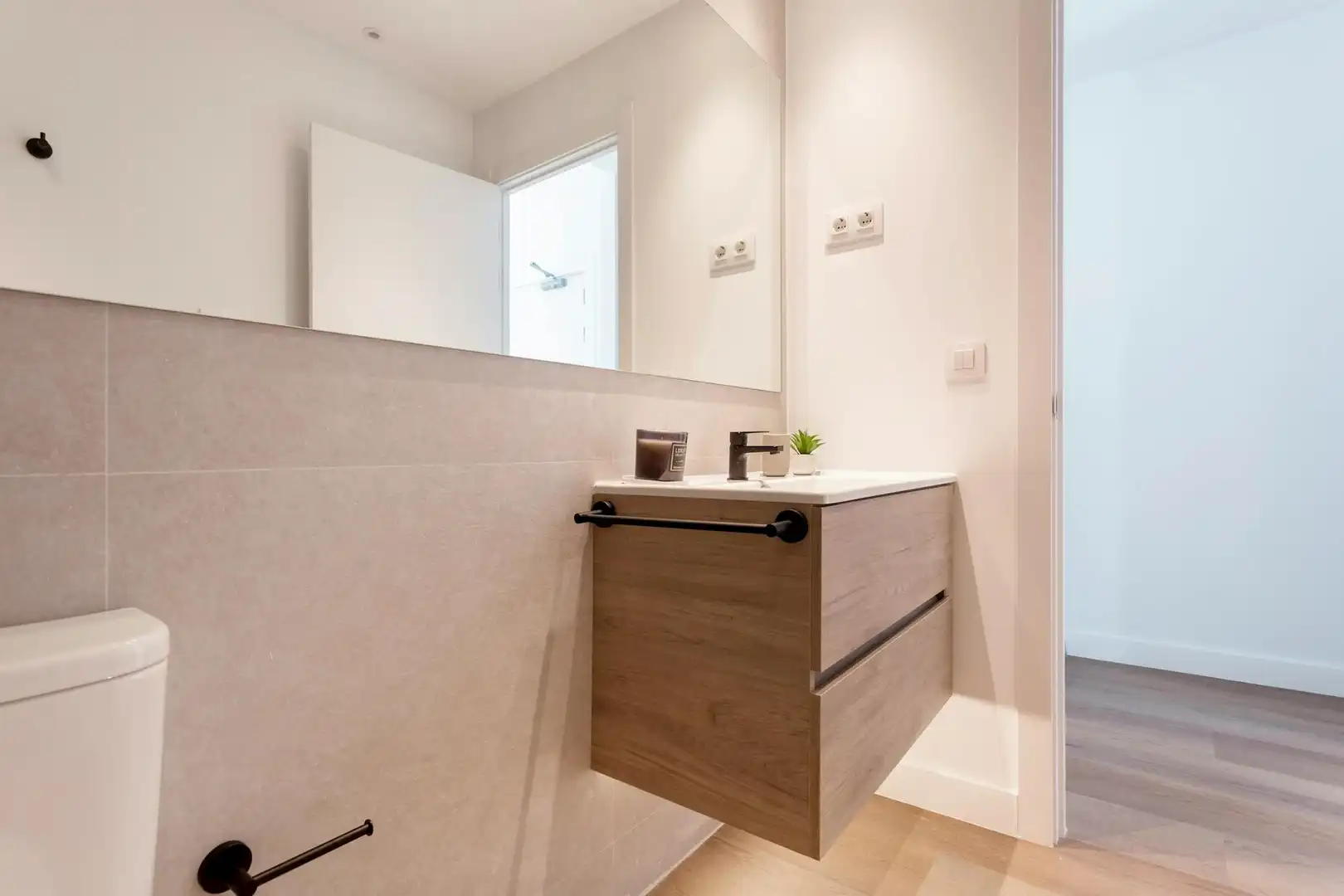 Bathroom of Flat for rent in Madrid  with Air Conditioner, Heating and Washing machine