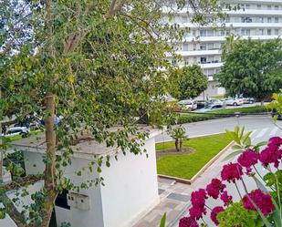 Vista exterior de Pis en venda en Marbella amb Aire condicionat, Terrassa i Moblat