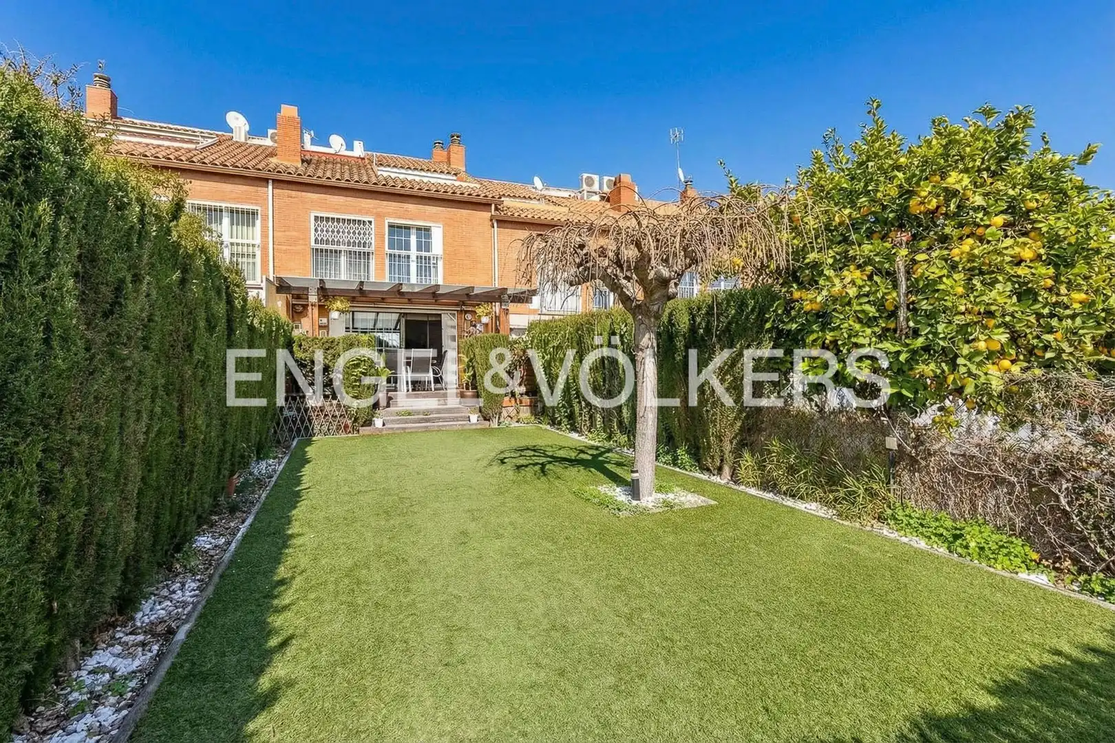 Vista exterior de Casa o xalet en venda en Esplugues de Llobregat amb Aire condicionat, Calefacció i Jardí privat