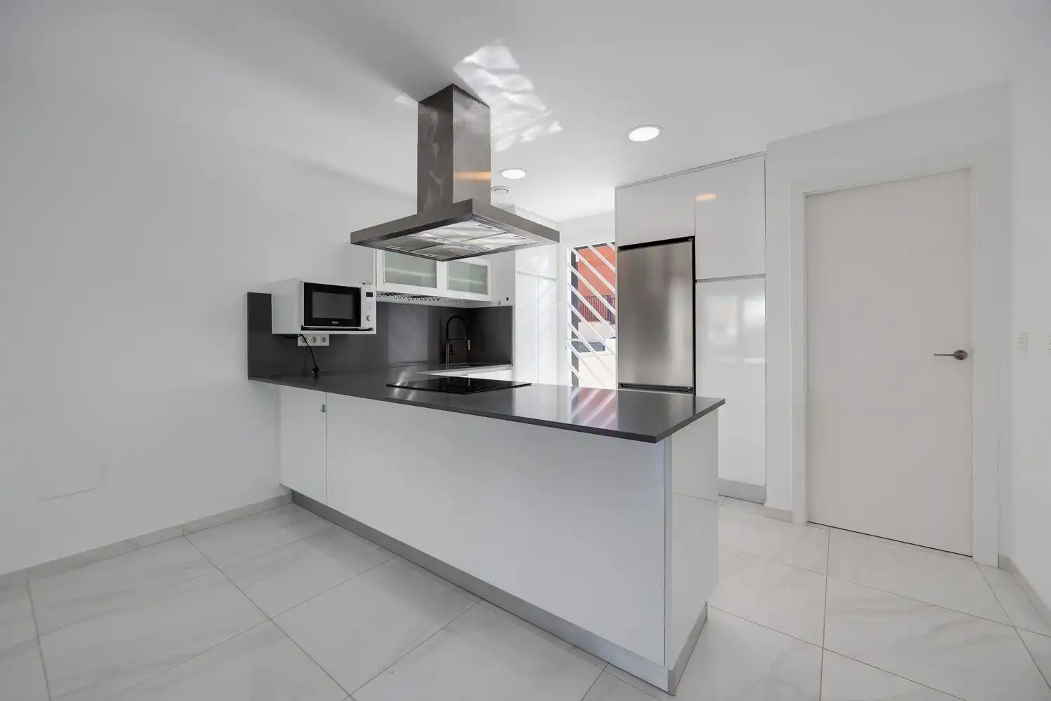 Reihenhaus mit Pool zum Verkauf in Calle Carmen Laforet 58, imagen 2