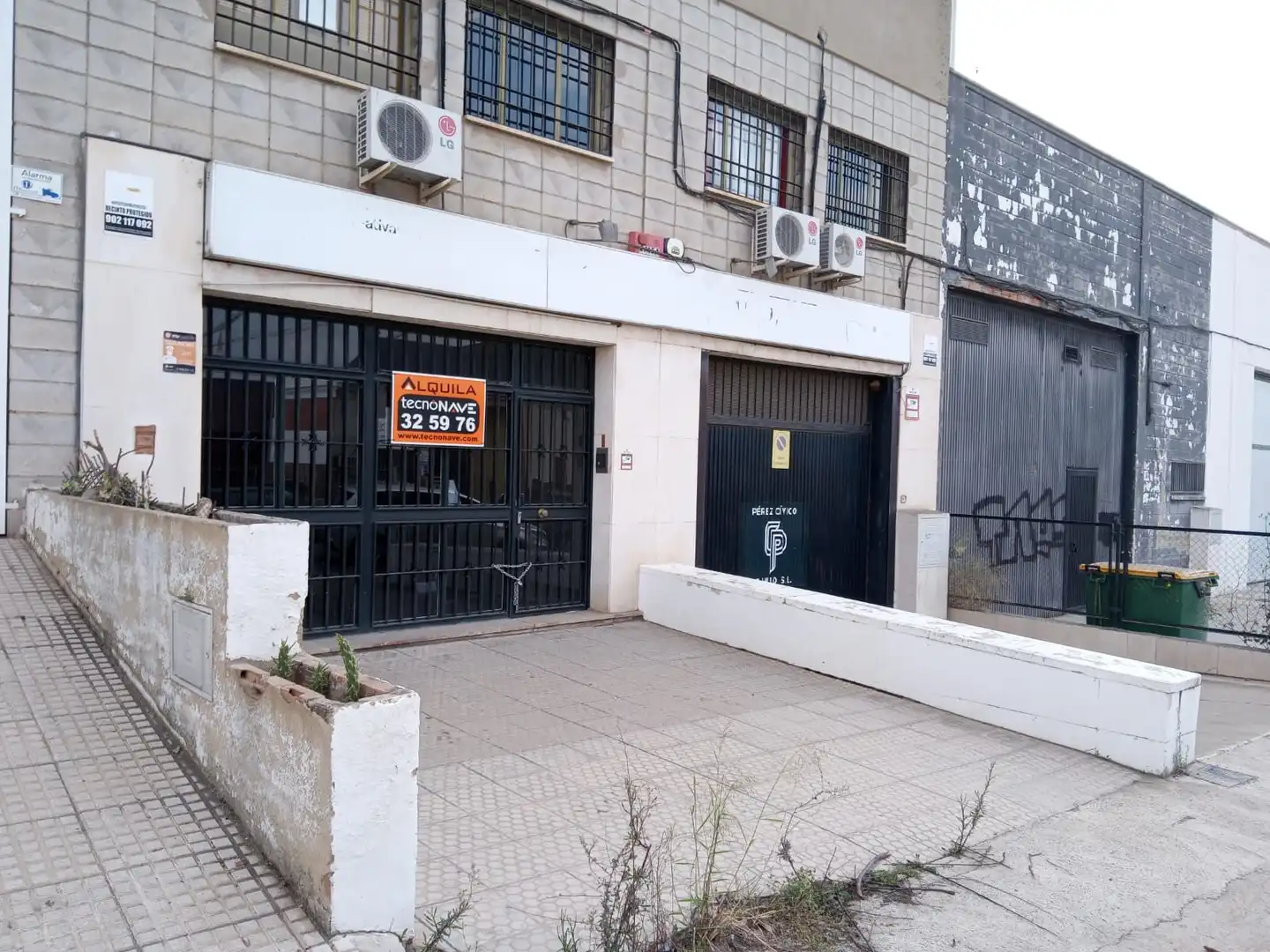Parkplatz von Fabrikhallen zum Verkauf in Córdoba
