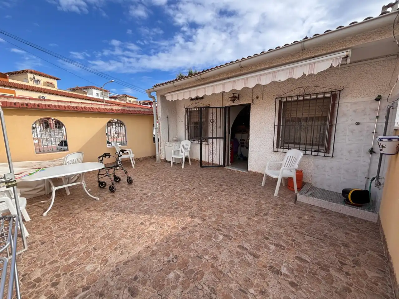 Vista exterior de Casa o chalet en venta en Torrevieja con Calefacción, Terraza y Amueblado