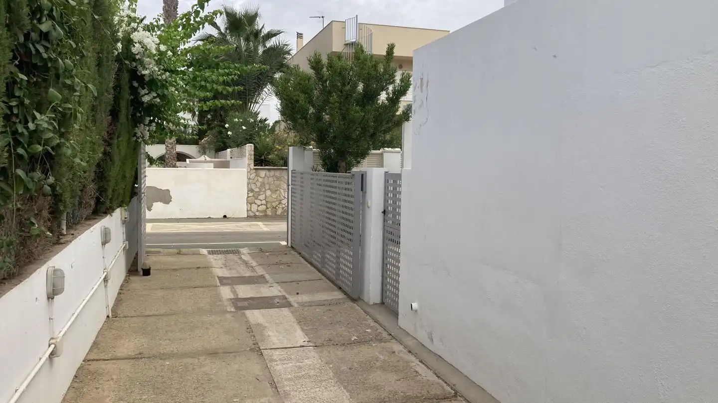 Vista exterior de Casa o xalet de lloguer en Vera amb Aire condicionat, Jardí privat i Terrassa