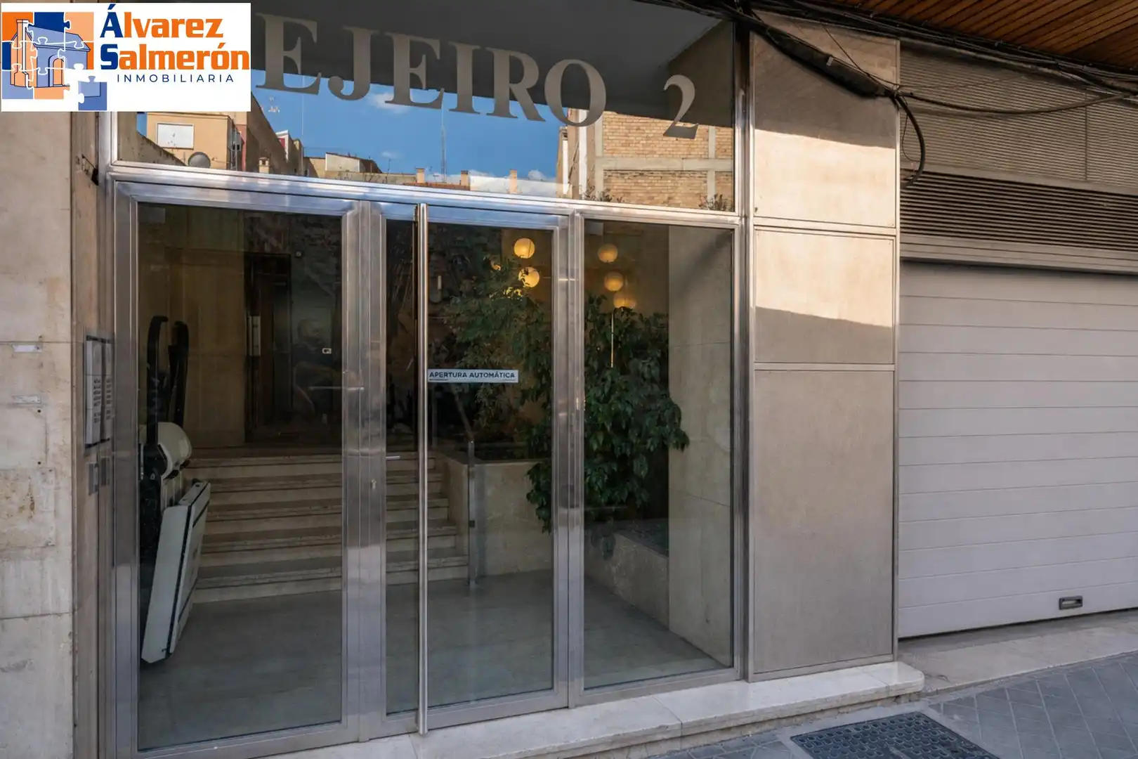 Vista exterior de Piso en venta en Granada con Terraza y Balcón