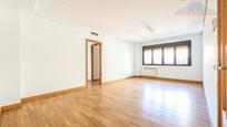 Living room of Flat to rent in  Madrid Capital  with Air Conditioner, Heating and Parquet flooring