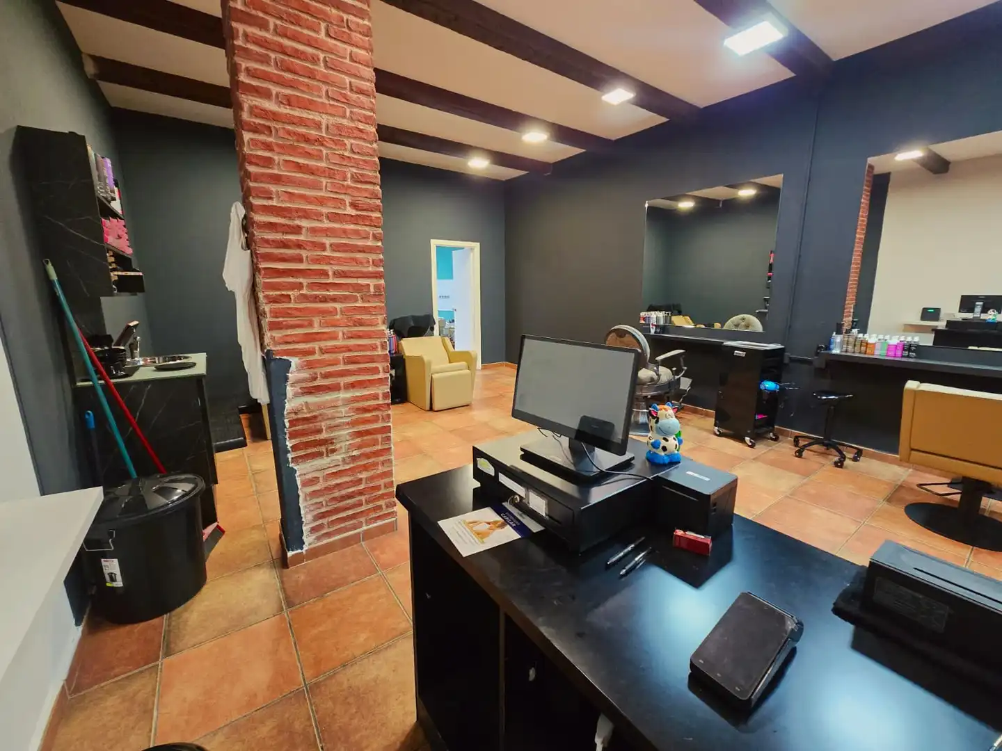 Business premises for transfer in Carrer de Ramon J. Sender, imagen 13
