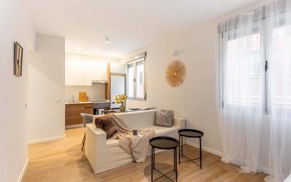 Sala d'estar de Apartament en venda en  Madrid Capital amb Calefacció, Terrassa i Alarma