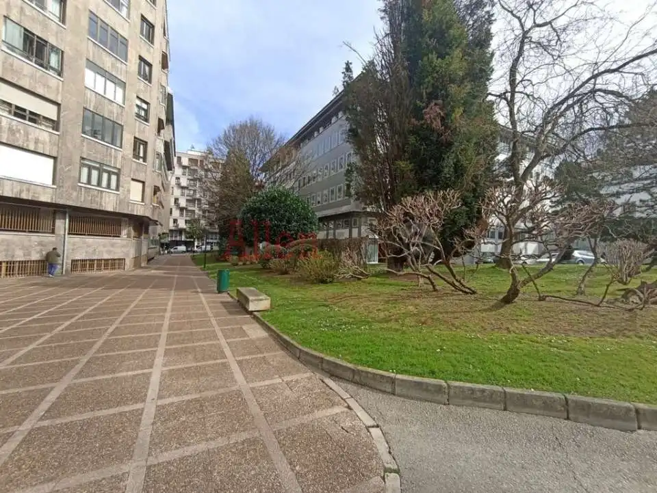 Vista exterior de Pis en venda en Oviedo  amb Traster
