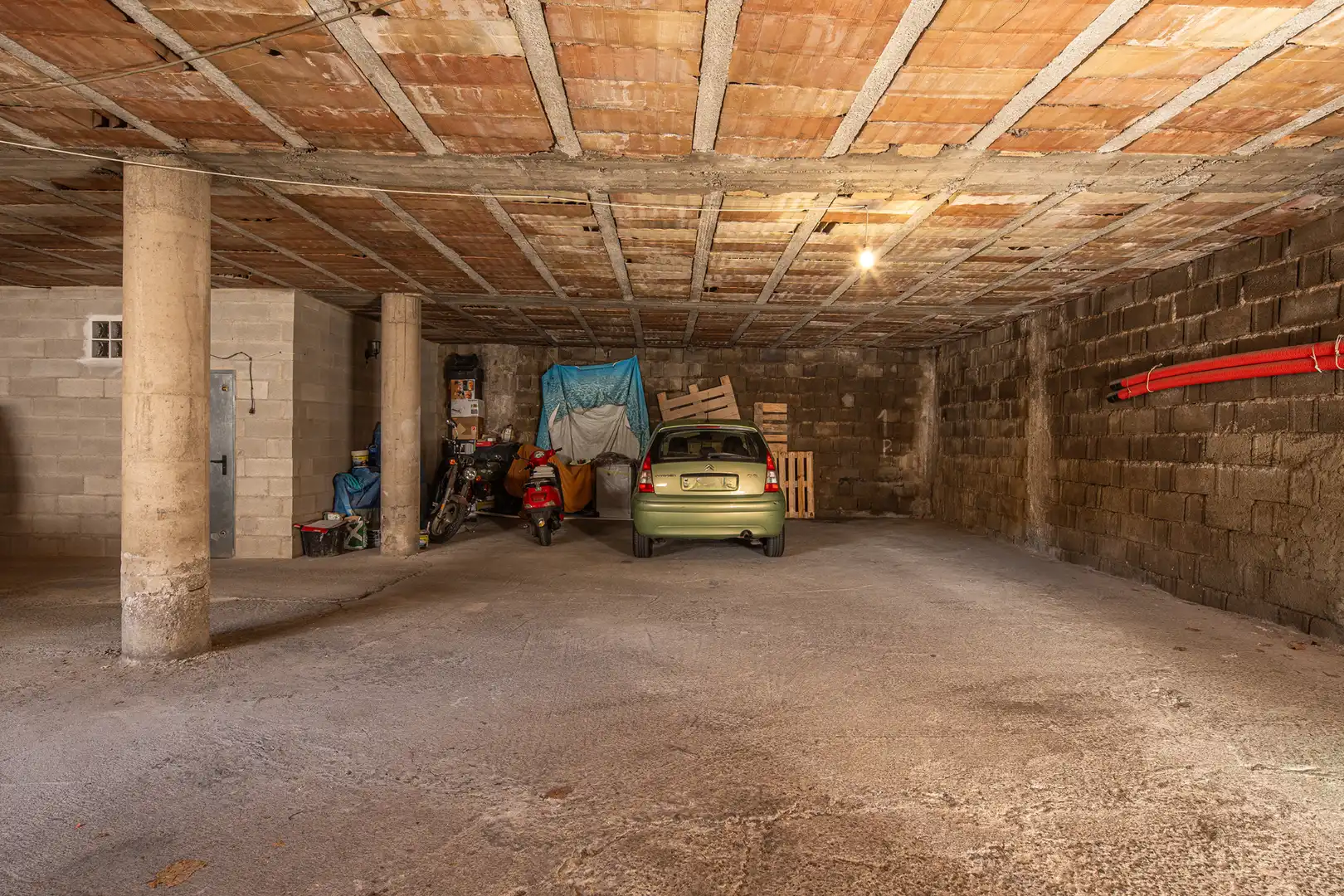 Parkplatz von Einfamilien-Reihenhaus zum Verkauf in Granada mit Klimaanlage, Privatgarten und Terrasse