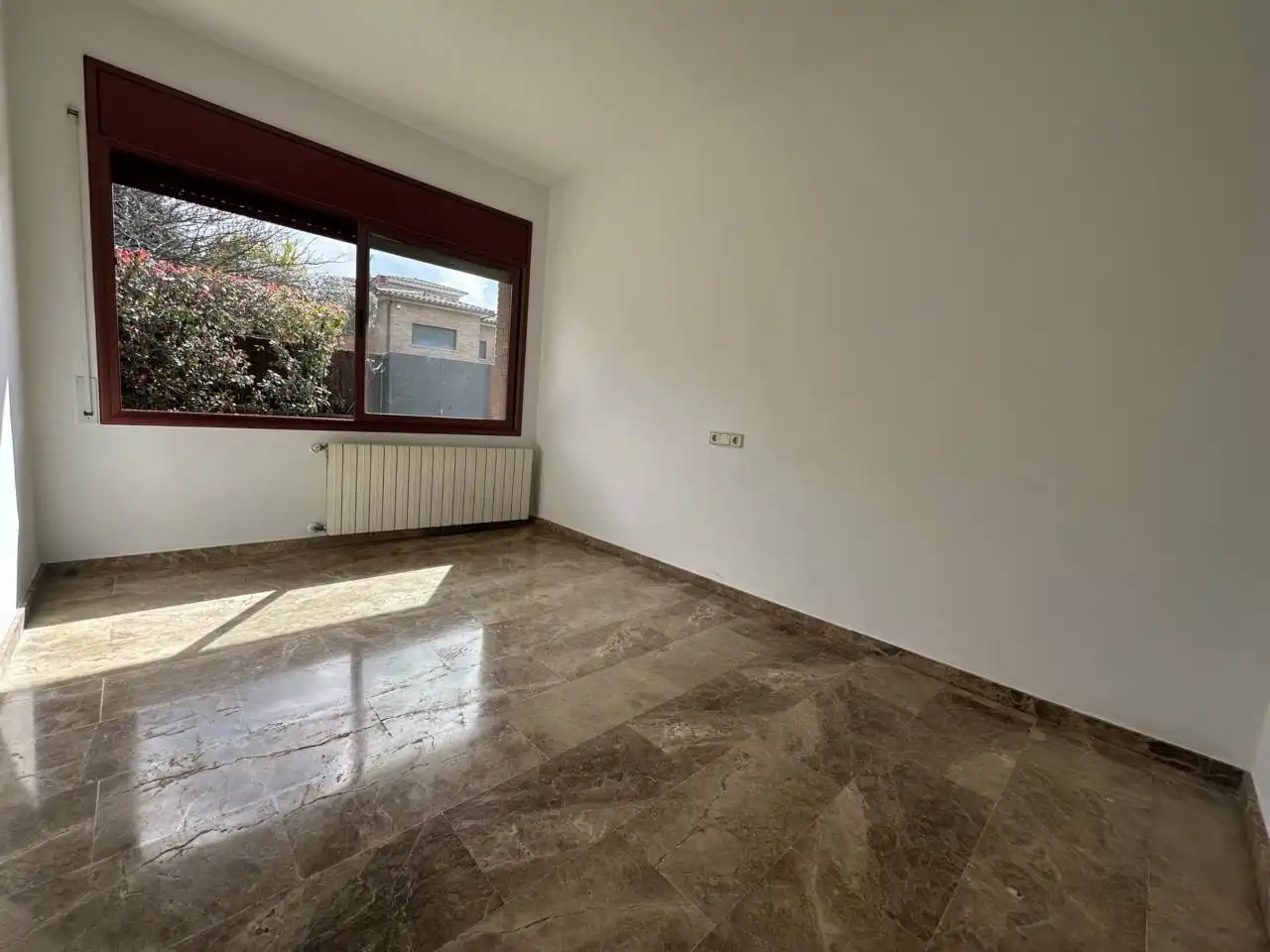 Dormitori de Casa o xalet en venda en Girona amb Aire condicionat, Calefacció i Jardí privat