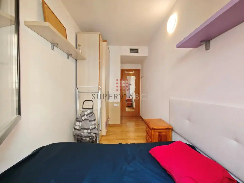 Schlafzimmer von Dachboden zum Verkauf in Barcelona mit Balkon