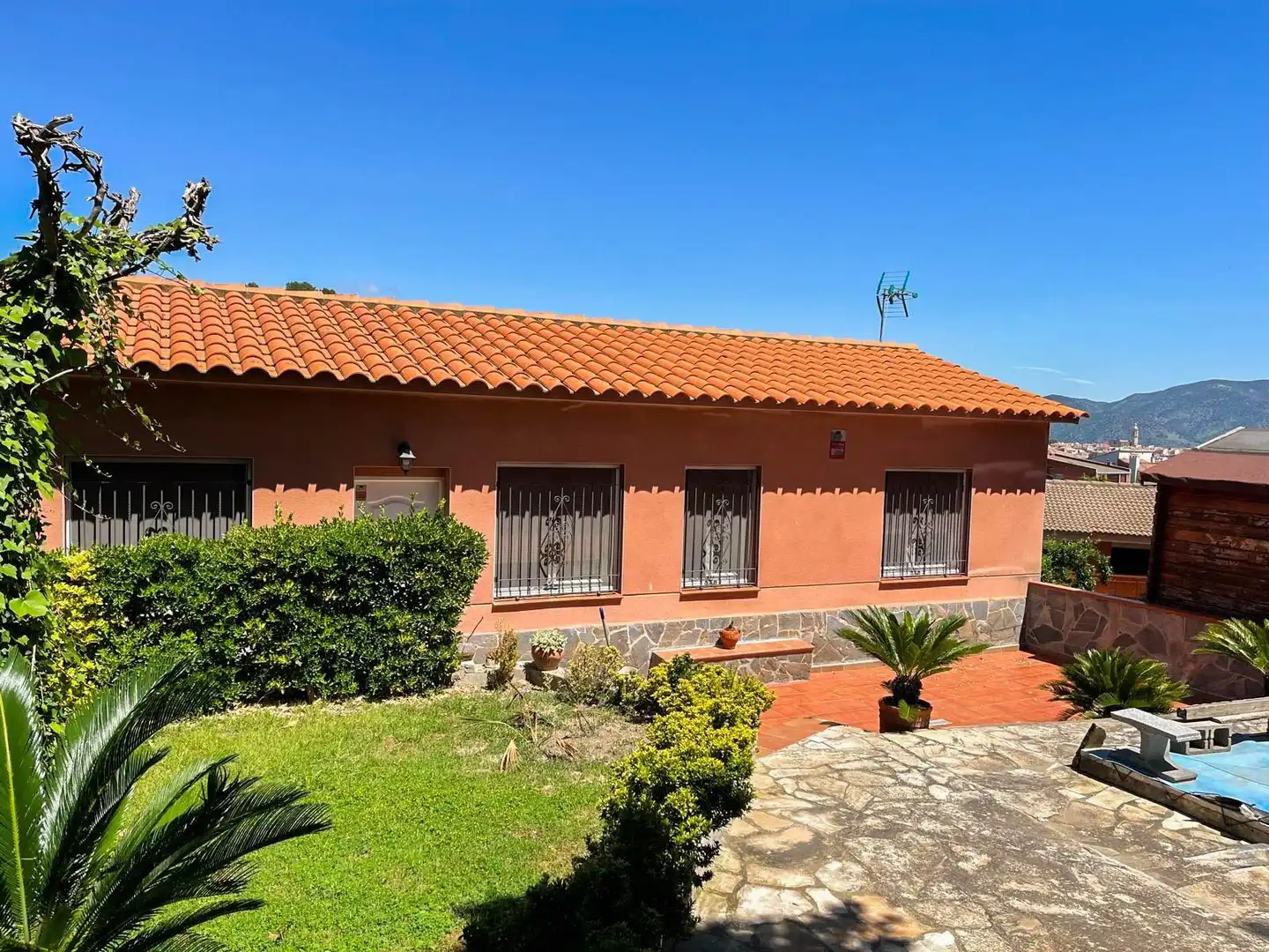 Vista exterior de Casa o xalet en venda en Esparreguera amb Calefacció, Jardí privat i Terrassa