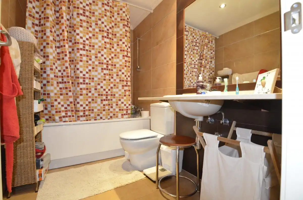 Baño de Casa adosada en venta en Doñinos de Salamanca con Calefacción, Parquet y Terraza