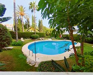 Jardí de Pis de lloguer en Marbella amb Terrassa i Piscina