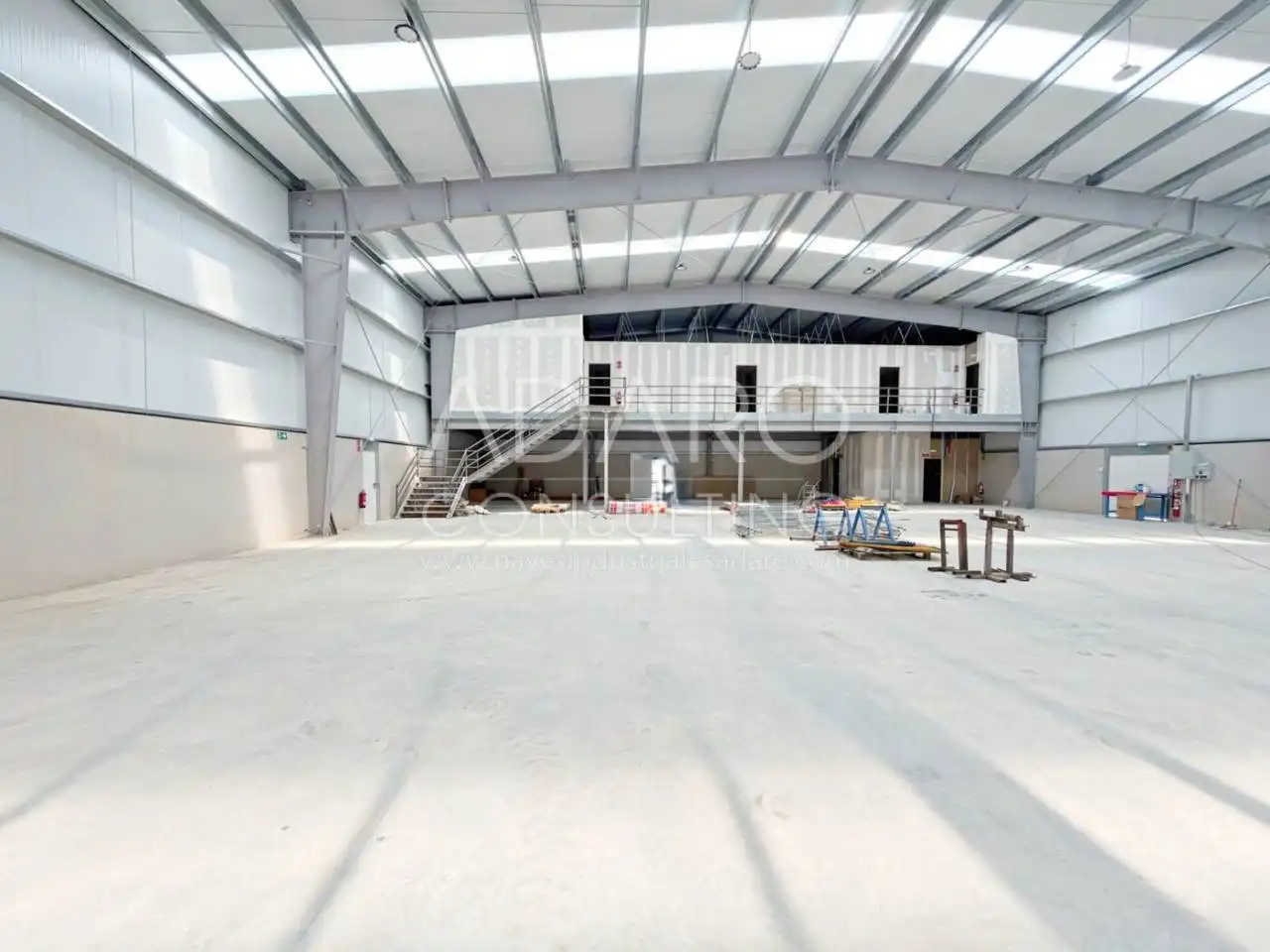 Nave industrial en venta en Loeches