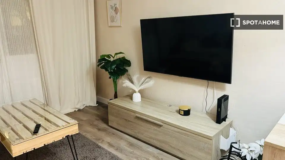 Room in Canyelles